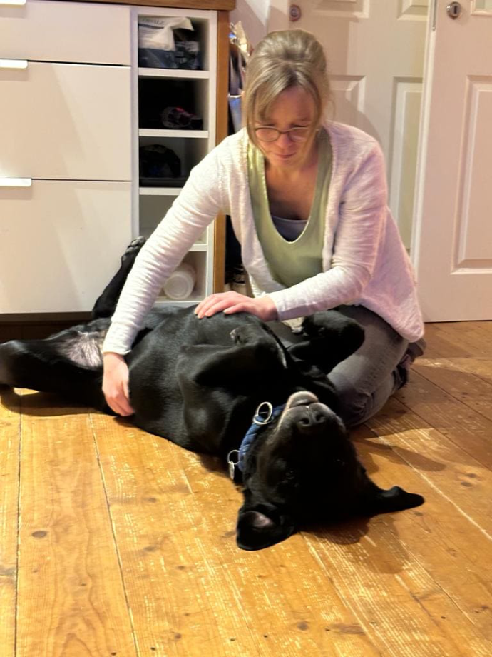 Tierärztin Monika Bethke mit schwarzem Labrador